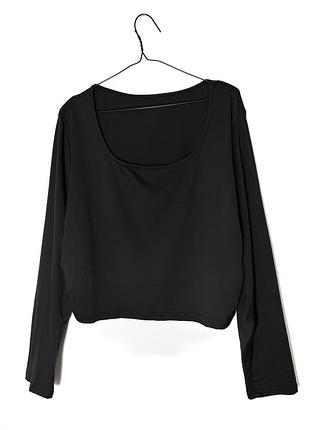 Короткий чорний лонгслив shein