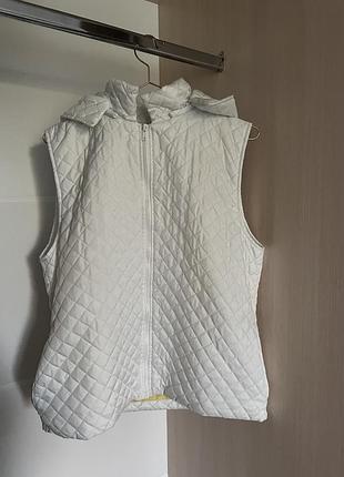 Біла стьобана жилетка l-xl з капюшоном (безрукавка жіноча)