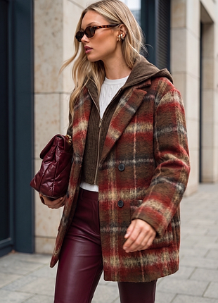Пальто женское короткое в клетку со съемным вязаным капюшоном 44-50 бордовое 48