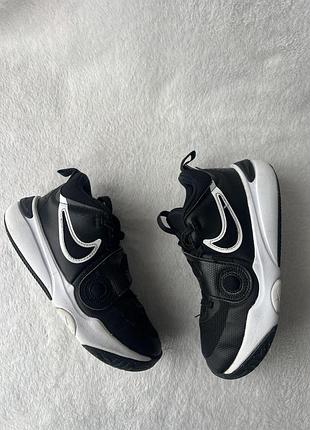 Кроссовки фирмы nike 33,5 размер по стельке 21,5 см