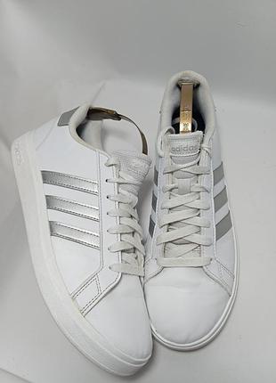 Кросівки , білі adidas жіночі