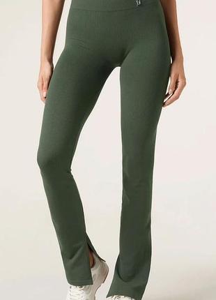 Женские бесшовные брюки клеш calzedonia в рубчик с разрезами (бордовые s-m, зеленые xl)