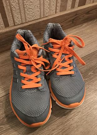 Кросівки adidas сірі з помаранчевими шнурками
