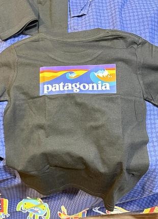 Футболка дитяча patagonia 100% бавовна, зріст 100 см, стильний високої деталізації  принт на спині