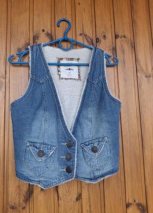 Продам стильний джинсовий жилет з хутряною підкладкою від бренду denim co. в чудовому стані!