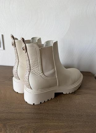 Молочні шкіряні черевики-челсі guess