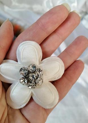Текстильная брошь 3d украшена камнями стразами