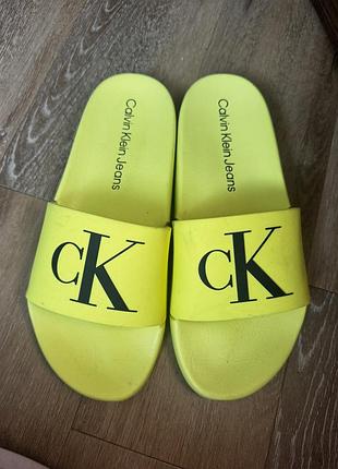 Яскраві шльопанці від calvin klein jeans розмір 43