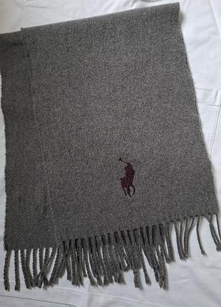 Шарф с вышитым логотипом-пони бренда polo ralph lauren с бахромой на концах.