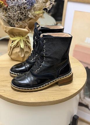 Женские черные ботинки со шнуровкой и цепочкой по ранту  chanel