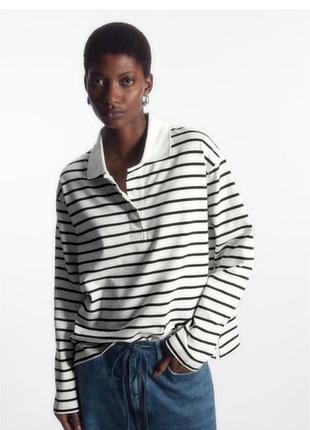 Поло с длинными рукавами в черно-белую полоску от бренда cos (relaxed striped long-sleeved polo shirt)
