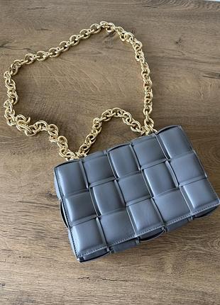 Сіра стьобана сумка з масивним ланцюжком bottega veneta
