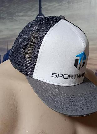 Спортивная кепка-тракер sportway с прямым козырьком. состав: 60% хлопок, 40% полиэстер. тип: кепка-тракер (тракерка) с сеткой