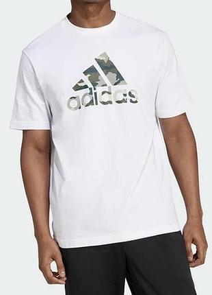 Футболка чоловіча adidas camo badge of sport graphic white iw2676