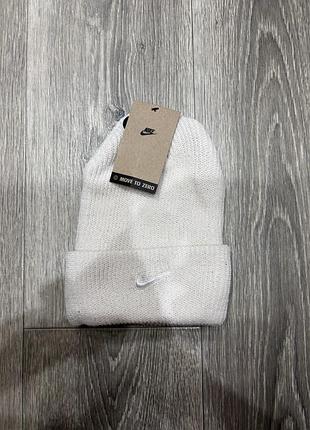 Шапка унісекс nike sportswear utility swoosh beanie feature, у білому кольорі , в стандартному розмірі