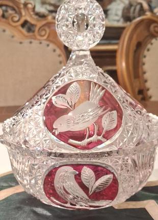 Большая бомбрньерка с крышкой из коллекции the byrdes crystal от hofbauer германия