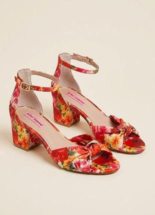 Босоніжки жіночі betsey johnson різнокольорові, розмір 41-42, довжина устілки 27 см, сатин