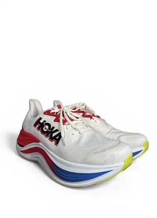 Чоловічі кросівки hoka skyward x білого кольору з червоними деталями та різнокольоровою підошвою. розмір 43 1/3.матеріал тканина