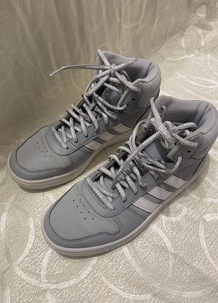 Високі теплі кросівки від adidas.