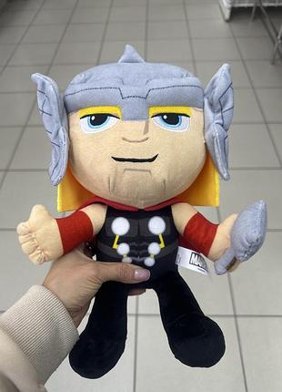 Це м'яка плюшева іграшка тор (thor) з кіновсесвіту marvel