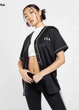 Fila — чорна бейсбольна футболка з монограмним принтом та білою окантовко на ґудзиках