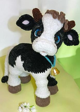 Мягкая игрушка коровка связана крючком из качественной плюшевой пряжи