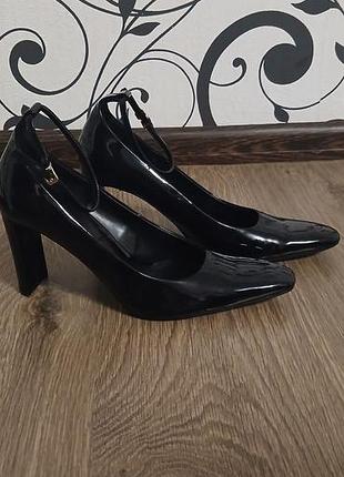 Черные лакированные туфли-лодочки zara