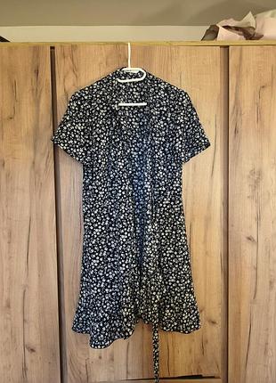 Коротка жіноча сукня на запах темно-синього кольору в дрібну квіточку