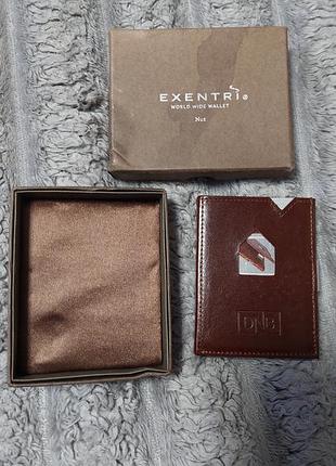Шкіряний гаманець-картхолдер exentri wallet (коричневого кольору) із тисненням логотипу dnb.