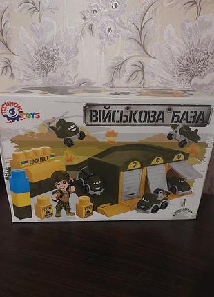 Розвиваюча іграшка військова база