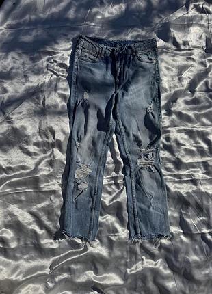 Стильні прямі джинси h&m з потертостями та рваним низом (w28 / s-m)