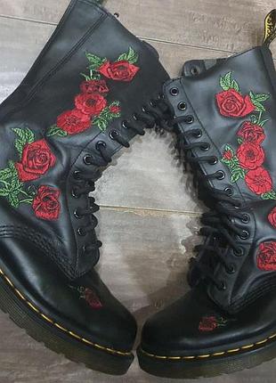 Ботинки dr.martens 1974vonda
с вышитым узором в виде красных роз
артикул 12761001
кожа мягкая  с вышивкой 
размер 38
стелька 25