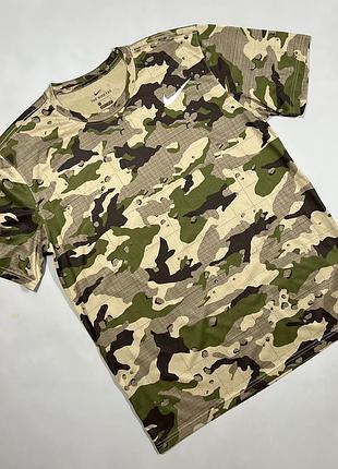 Чоловіча спортивна футболка nike dri-fit camo tee (dd6886-247) розмір l оригінал олива хакі камуфляж