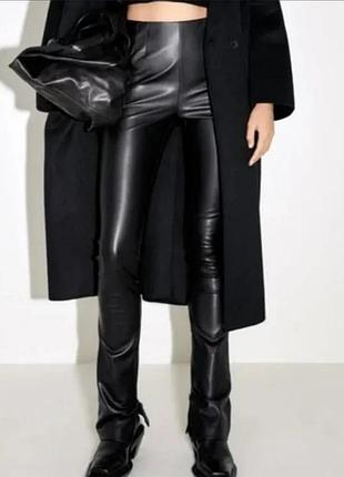 Стильные брюки zara из экокожи 38 / m / 46