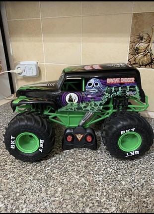 Крутезний величезний позашляховик на радіокеруванні monster jam 1:10 зарядка usb кабель оригінал