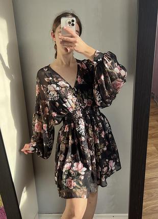 🖤 чорна коротка сукня river island у квітковий принт з пишними рукавами (розмір uk 12)