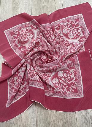 Шовкова хустка з бароковим візерунком та ручним швом (hand-rolled)