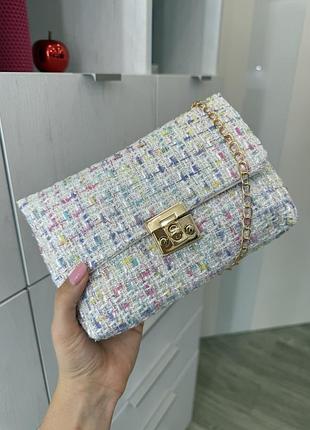 Біла твідова сумочка на ланцюжку