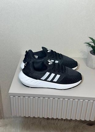 Кросівки adidas. стан чудовий  •розмір 38(24 см)