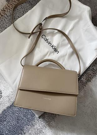 Крос-боді для жінок calvin klein ck linn top handle crossbody бежевий