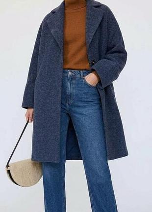 Брендове жіноче демісезонне пальто розмір s,бренду h&m.
гарна якість, 14 % вовна , дві бокові кишені ,застібка на одну кнопку .
модель вільного крою.