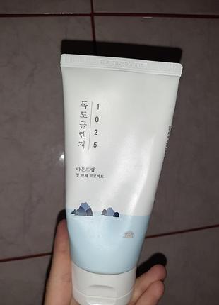 М'яка пінка для вмивання round lab 1025 dokdo cleanser (об'ємом 150 мл).