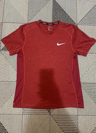 Чоловіча бігова футболка nike m nk dry miler top ss насиченого червоного кольору (university red)