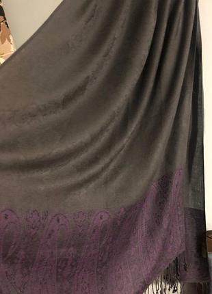 Графитовый палантин pashmina с фиолетовым орнаментом пейсли (70х187 см)