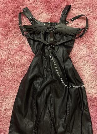 Готична сукня з крилами