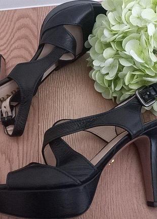 Prada кожаные босоножки на шпильке 39 размер стелька 26. оригинал