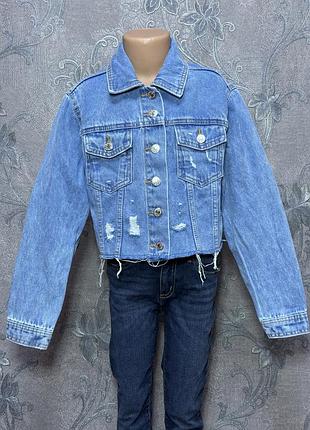 Укороченная джинсовая куртка шакет new look 915 10-11 лет 146 см рост детская джинс деним голубая рваная кроп жакет демисезон осень весна детская одеж