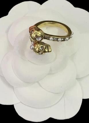 Кольцо alexander mcqueen «twin skulls & pearls gold wrap» премиум качество