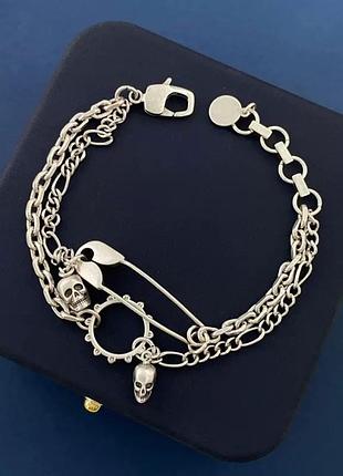 Брендовый двухрядный браслет alexander mcqueen с булавкой и шармами-черепами