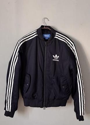 Чоловіча куртка-бомбер adidas originals, темно синього кольору, стан новоі